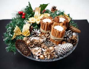 Cadeau de Noel : gui, houx, pommes de pin et bougies pour le 24 décembre